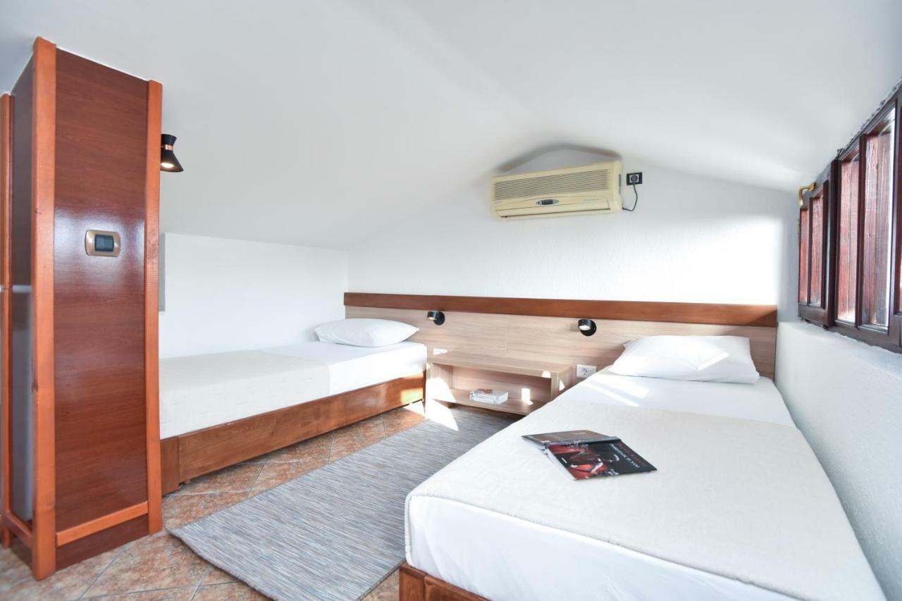 Guest House Jedro Petrovac Екстериор снимка