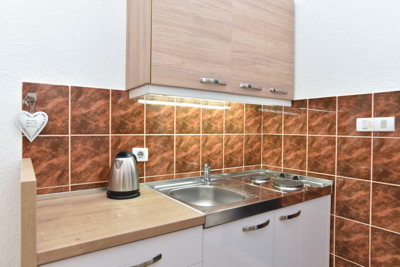 Guest House Jedro Petrovac Екстериор снимка